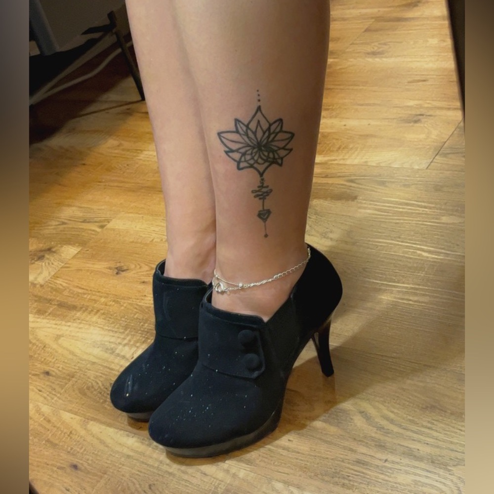 Size 8 - Picture 2 of 2